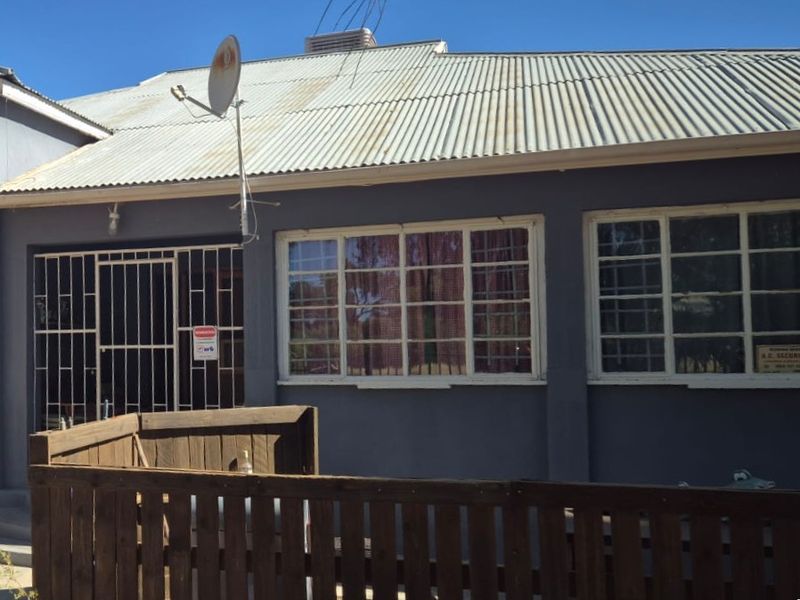 Strongly built house in Kenhardt, Northern Cape. - Photo 3