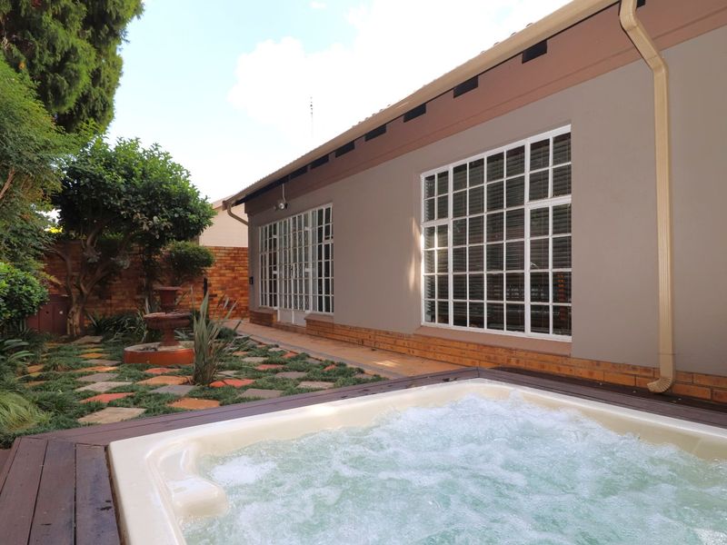 LUXURY FULL TITLE TOWNHOUSE WITH SPLASH POOL, JACUZZI & PATIO - Photo 9