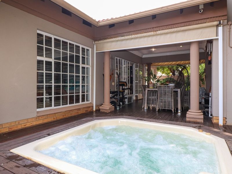 LUXURY FULL TITLE TOWNHOUSE WITH SPLASH POOL, JACUZZI & PATIO - Photo 10