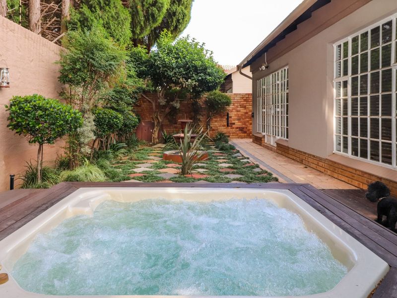 LUXURY FULL TITLE TOWNHOUSE WITH SPLASH POOL, JACUZZI & PATIO - Photo 8