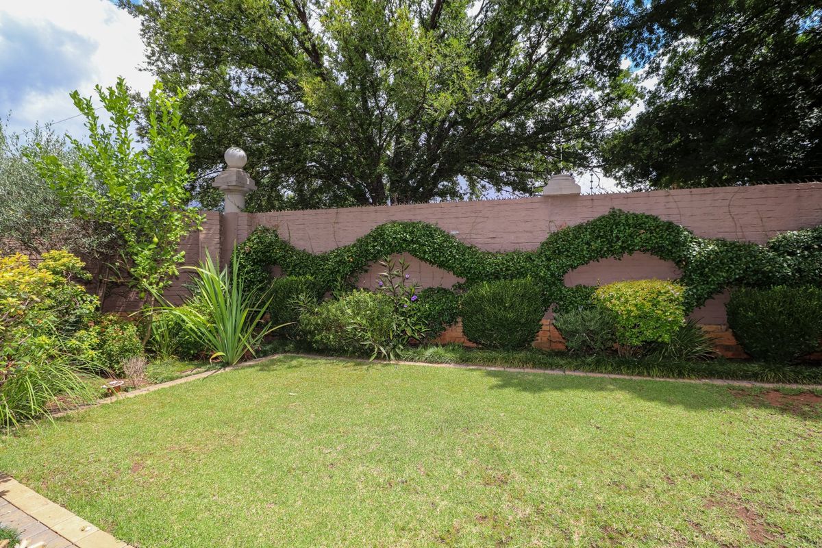 LUXURY FULL TITLE TOWNHOUSE WITH SPLASH POOL, JACUZZI & PATIO - Photo 2