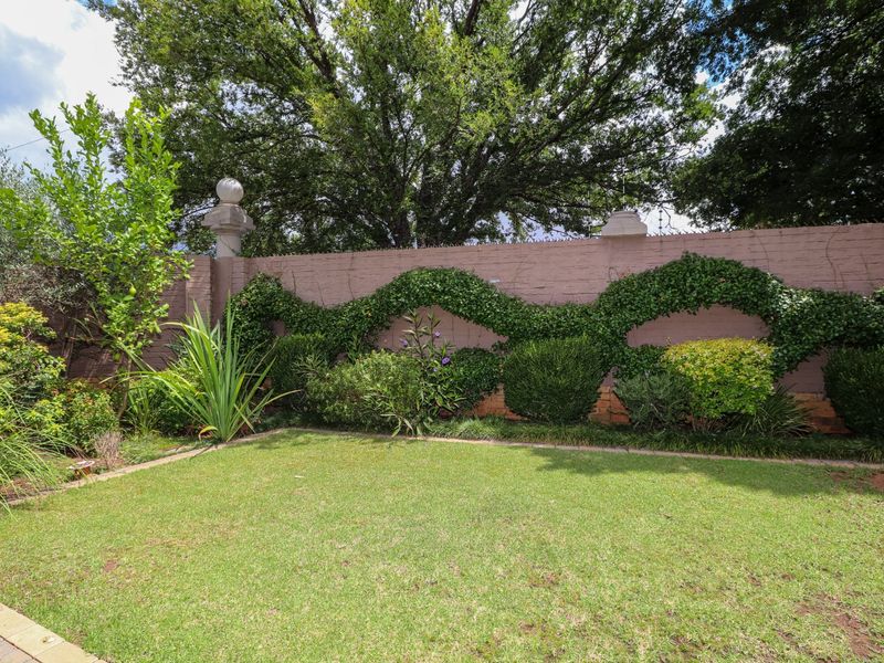 LUXURY FULL TITLE TOWNHOUSE WITH SPLASH POOL, JACUZZI & PATIO - Photo 2