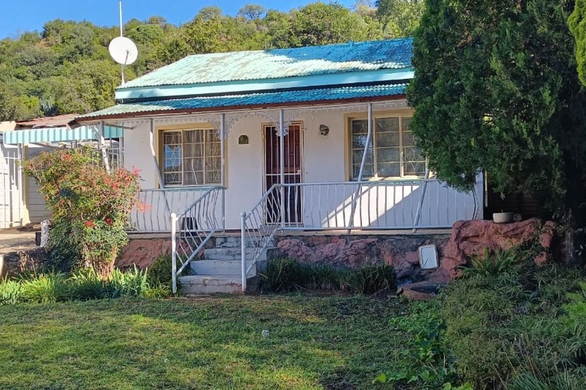 Charming & Private – Perfect Starter Home with Outdoor Perks - Photo 4