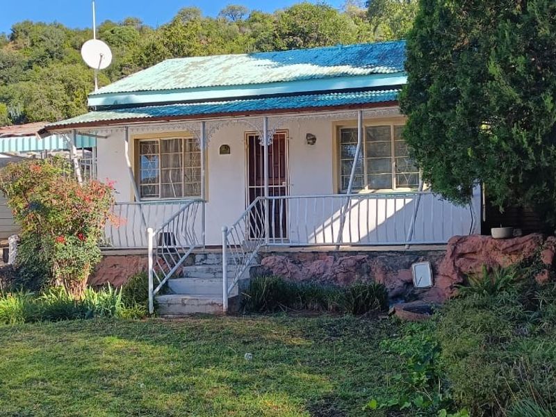 Charming & Private – Perfect Starter Home with Outdoor Perks - Photo 4