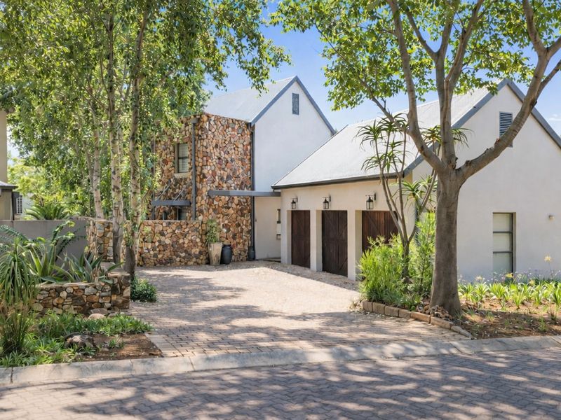 IMMACULENT FAMILY HOME IN ONE OF SOUTHDOWNS ESTATE MOST SOUGHT-AFTER STREETS - Photo 4