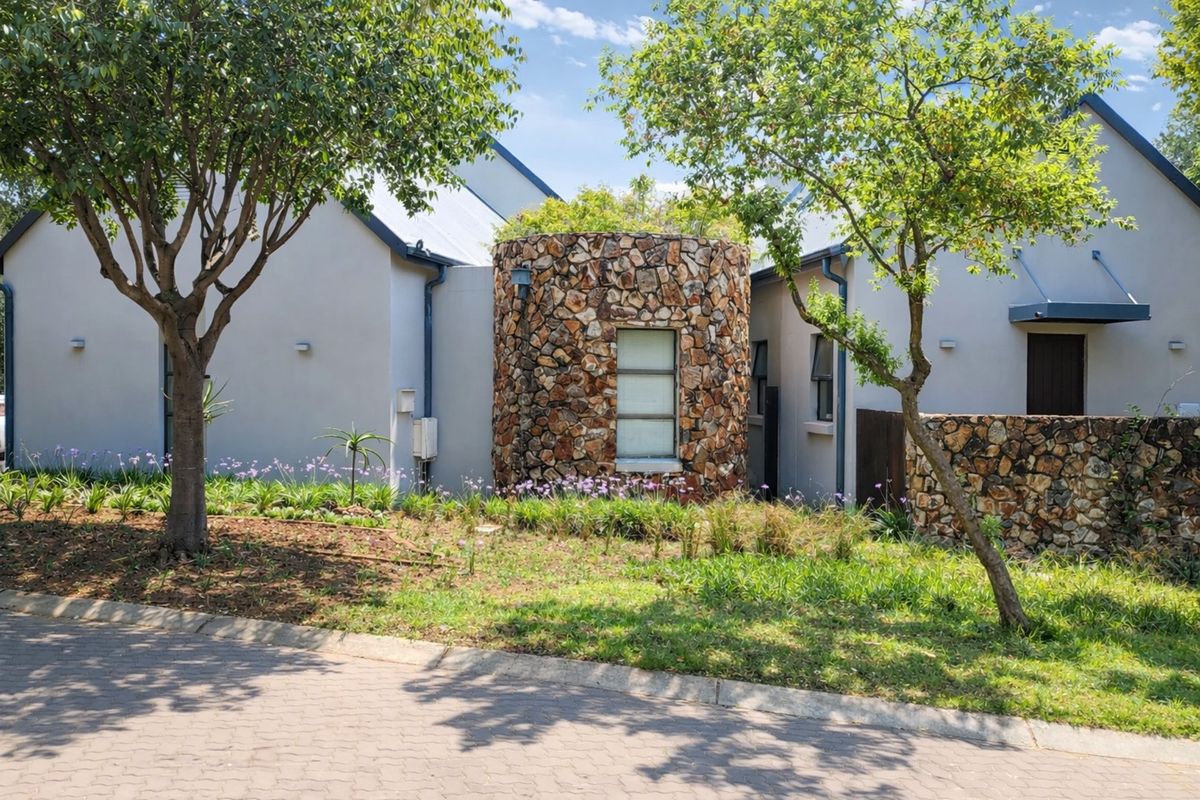 IMMACULENT FAMILY HOME IN ONE OF SOUTHDOWNS ESTATE MOST SOUGHT-AFTER STREETS - Photo 2