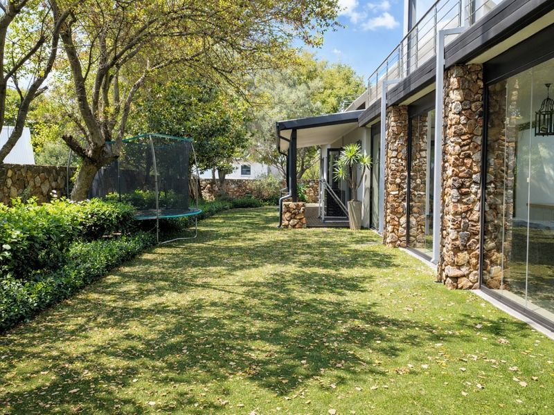IMMACULENT FAMILY HOME IN ONE OF SOUTHDOWNS ESTATE MOST SOUGHT-AFTER STREETS - Photo 9
