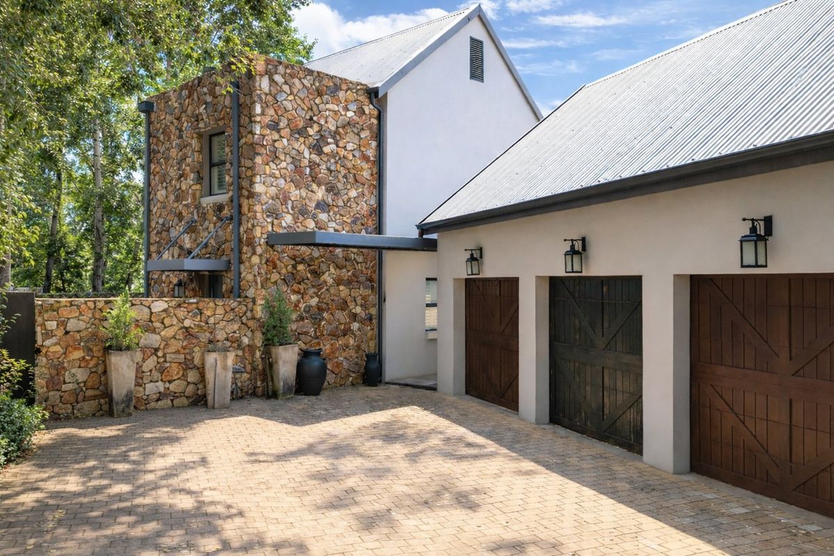 IMMACULENT FAMILY HOME IN ONE OF SOUTHDOWNS ESTATE MOST SOUGHT-AFTER STREETS - Photo 5
