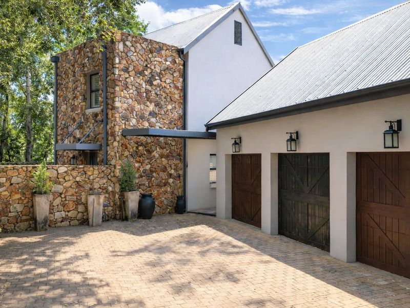 IMMACULENT FAMILY HOME IN ONE OF SOUTHDOWNS ESTATE MOST SOUGHT-AFTER STREETS - Photo 5
