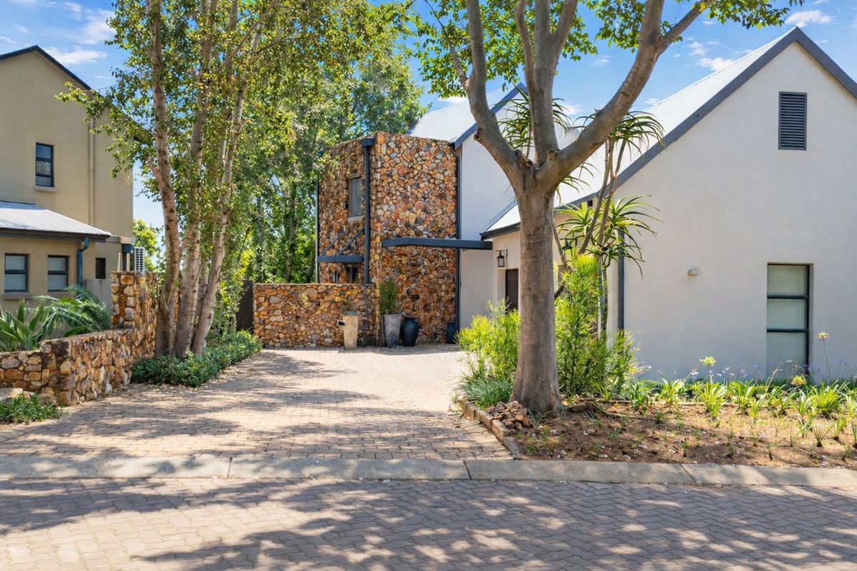 IMMACULENT FAMILY HOME IN ONE OF SOUTHDOWNS ESTATE MOST SOUGHT-AFTER STREETS - Photo 3