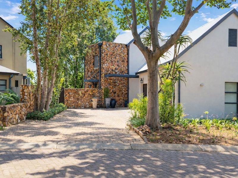 IMMACULENT FAMILY HOME IN ONE OF SOUTHDOWNS ESTATE MOST SOUGHT-AFTER STREETS - Photo 3