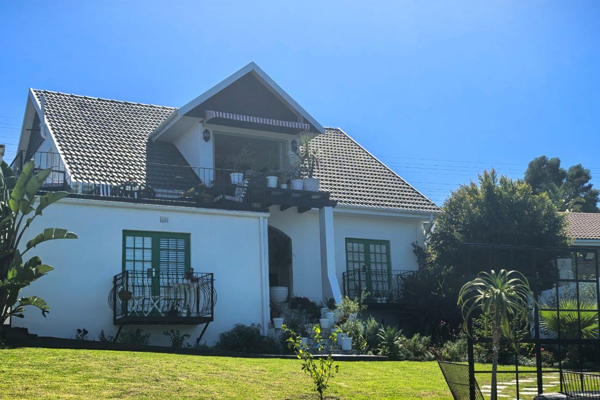 Beautifully renovated with 7 on suite bedrooms  - Photo 2