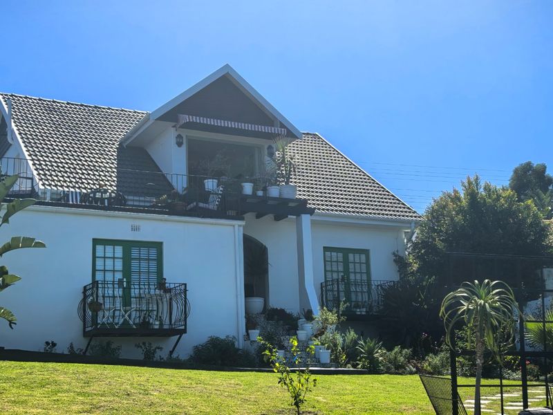 Beautifully renovated with 7 on suite bedrooms  - Photo 2