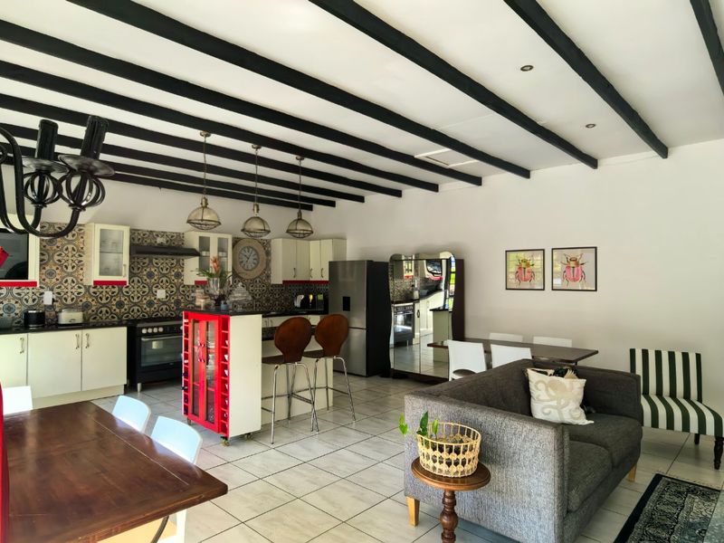 Beautifully renovated with 7 on suite bedrooms  - Photo 7
