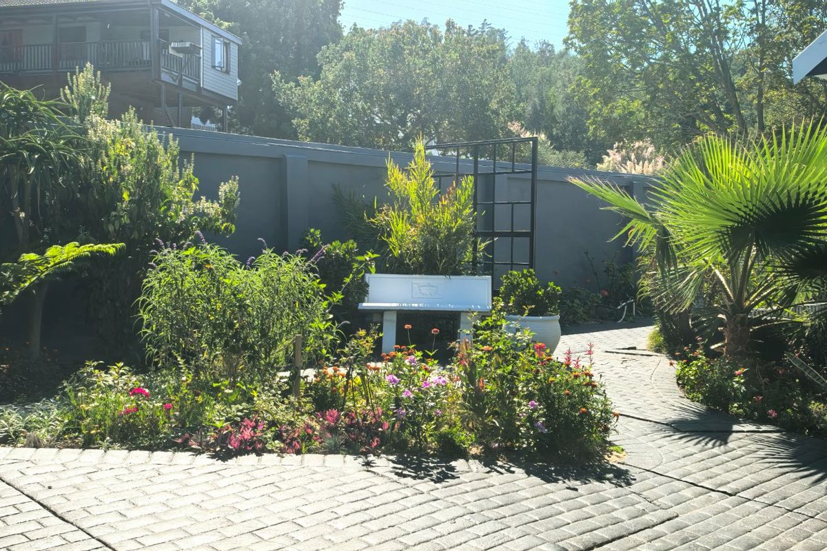 Beautifully renovated with 7 on suite bedrooms  - Photo 4