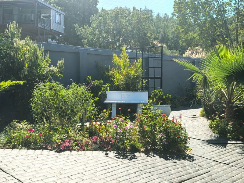 Beautifully renovated with 7 on suite bedrooms  - Photo 4