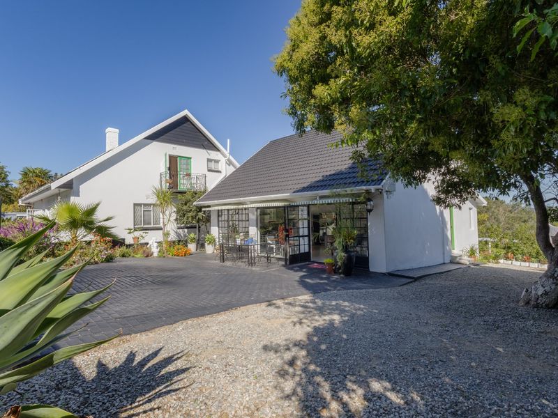 Beautifully renovated with 7 on suite bedrooms  - Photo 1