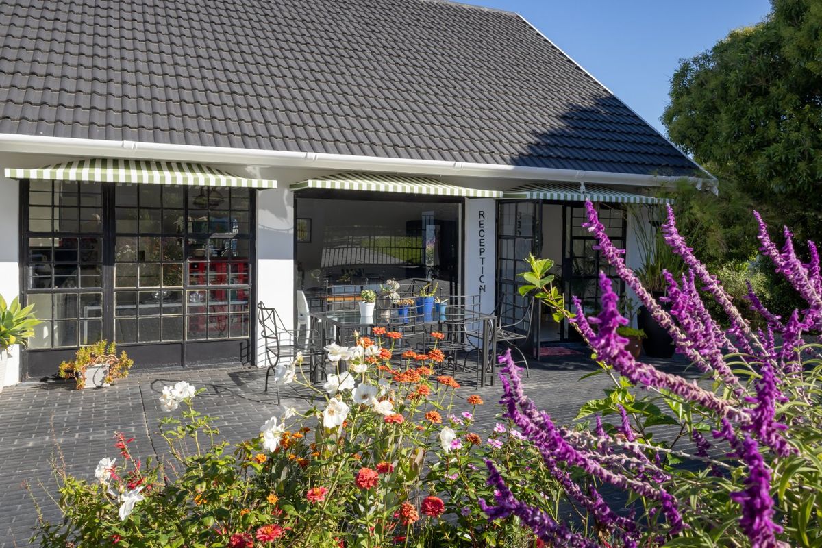 Beautifully renovated with 7 on suite bedrooms  - Photo 2