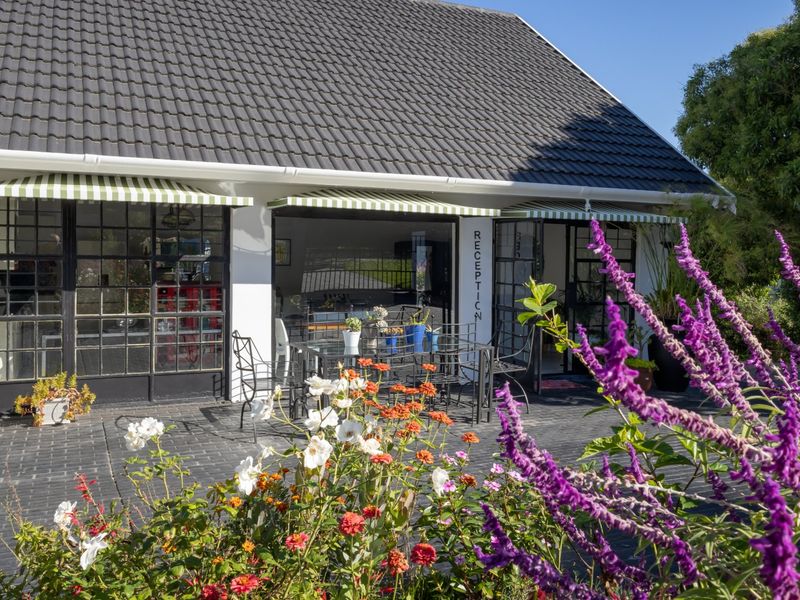 Beautifully renovated with 7 on suite bedrooms  - Photo 2