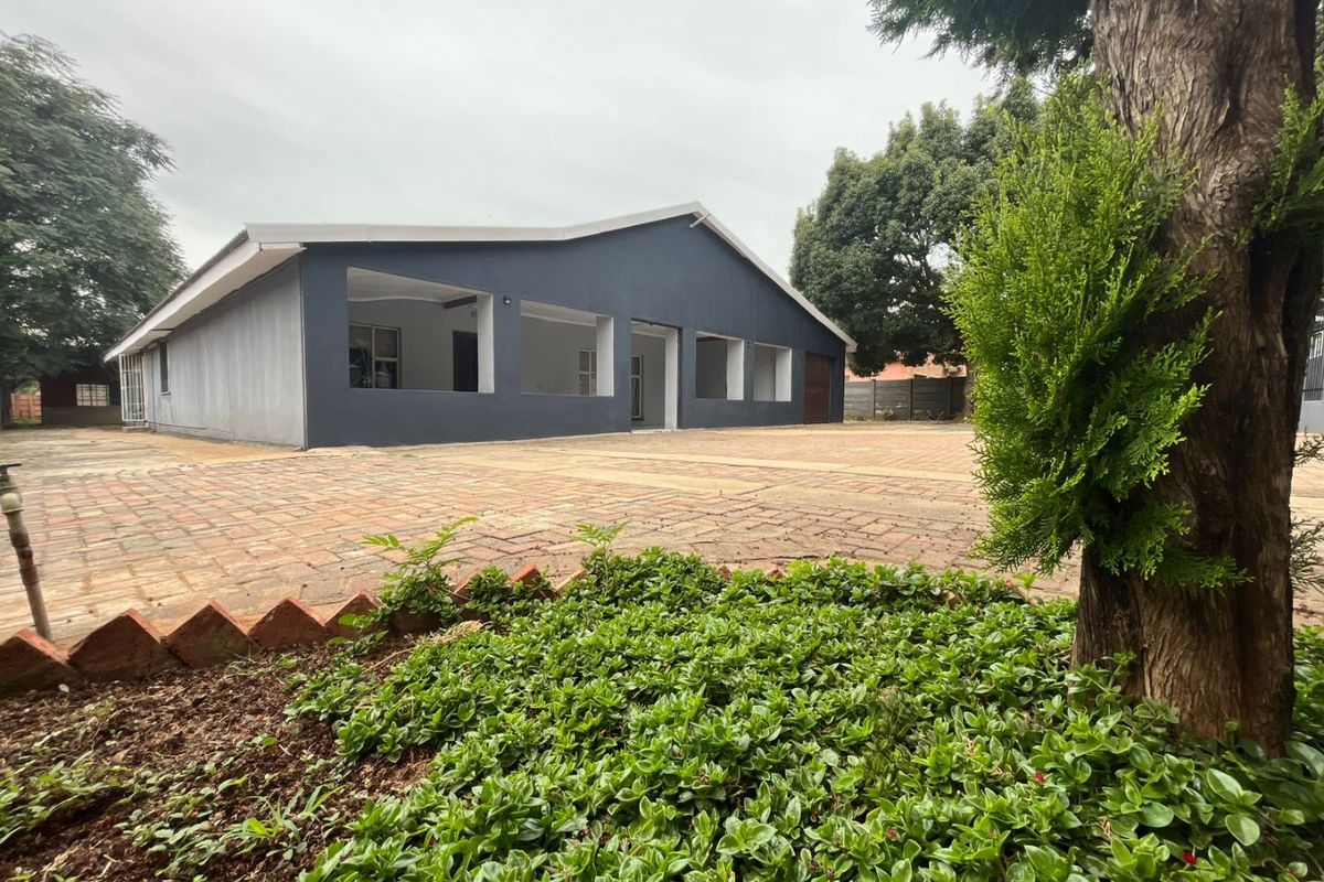 4 Bedroom House for Sale in Stilfontein Ext 4 - Photo 2