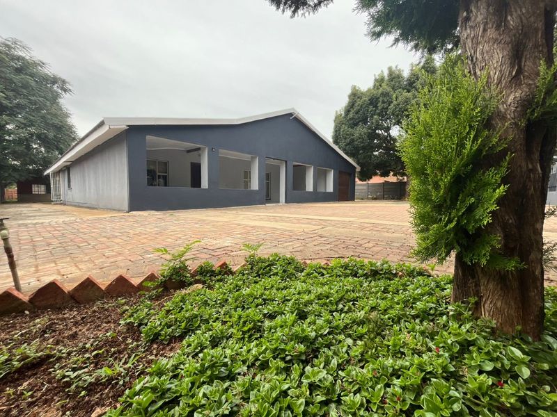 4 Bedroom House for Sale in Stilfontein Ext 4 - Photo 2