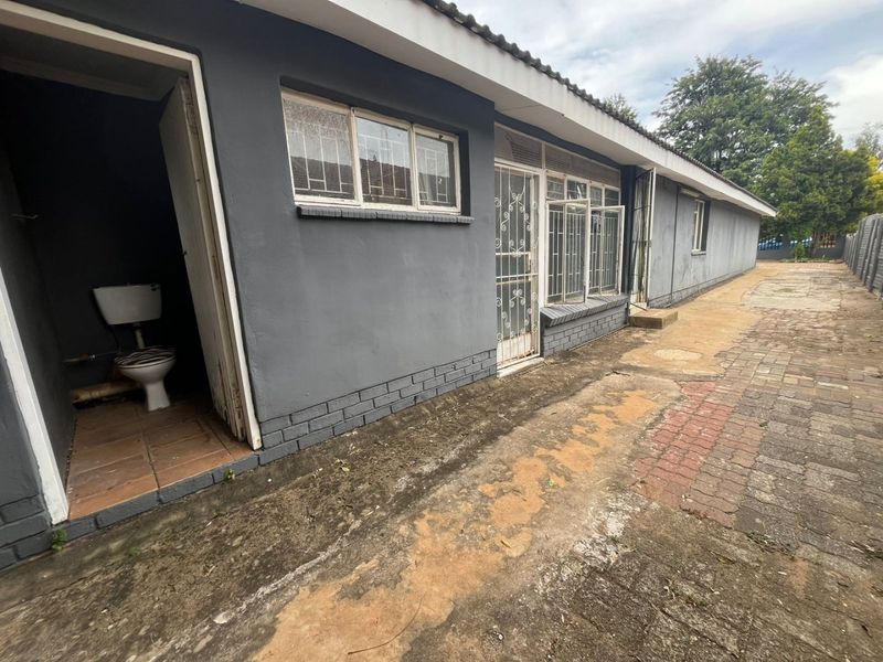 4 Bedroom House for Sale in Stilfontein Ext 4 - Photo 4