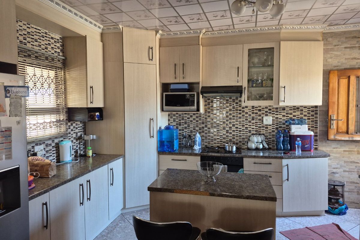 3 bedroom house for sale in KwaDwesi - Photo 3