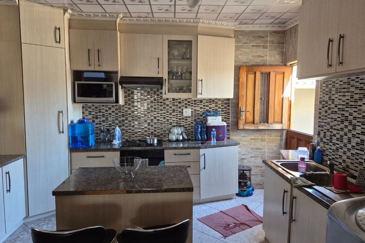 3 bedroom house for sale in KwaDwesi - Photo 5