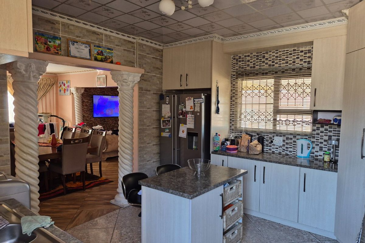 3 bedroom house for sale in KwaDwesi - Photo 4