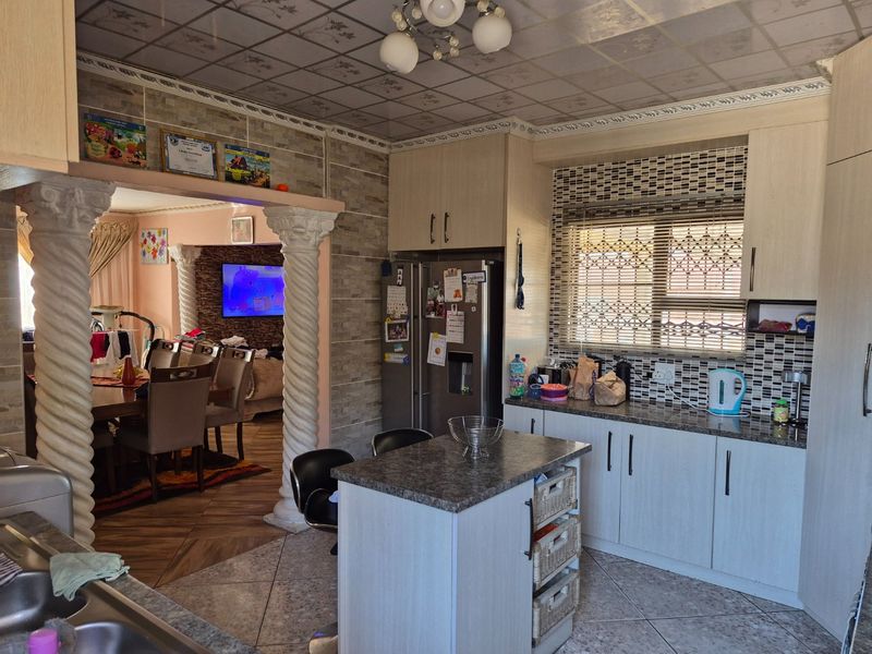 3 bedroom house for sale in KwaDwesi - Photo 4