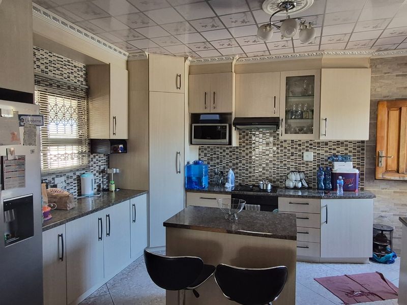 3 bedroom house for sale in KwaDwesi - Photo 9