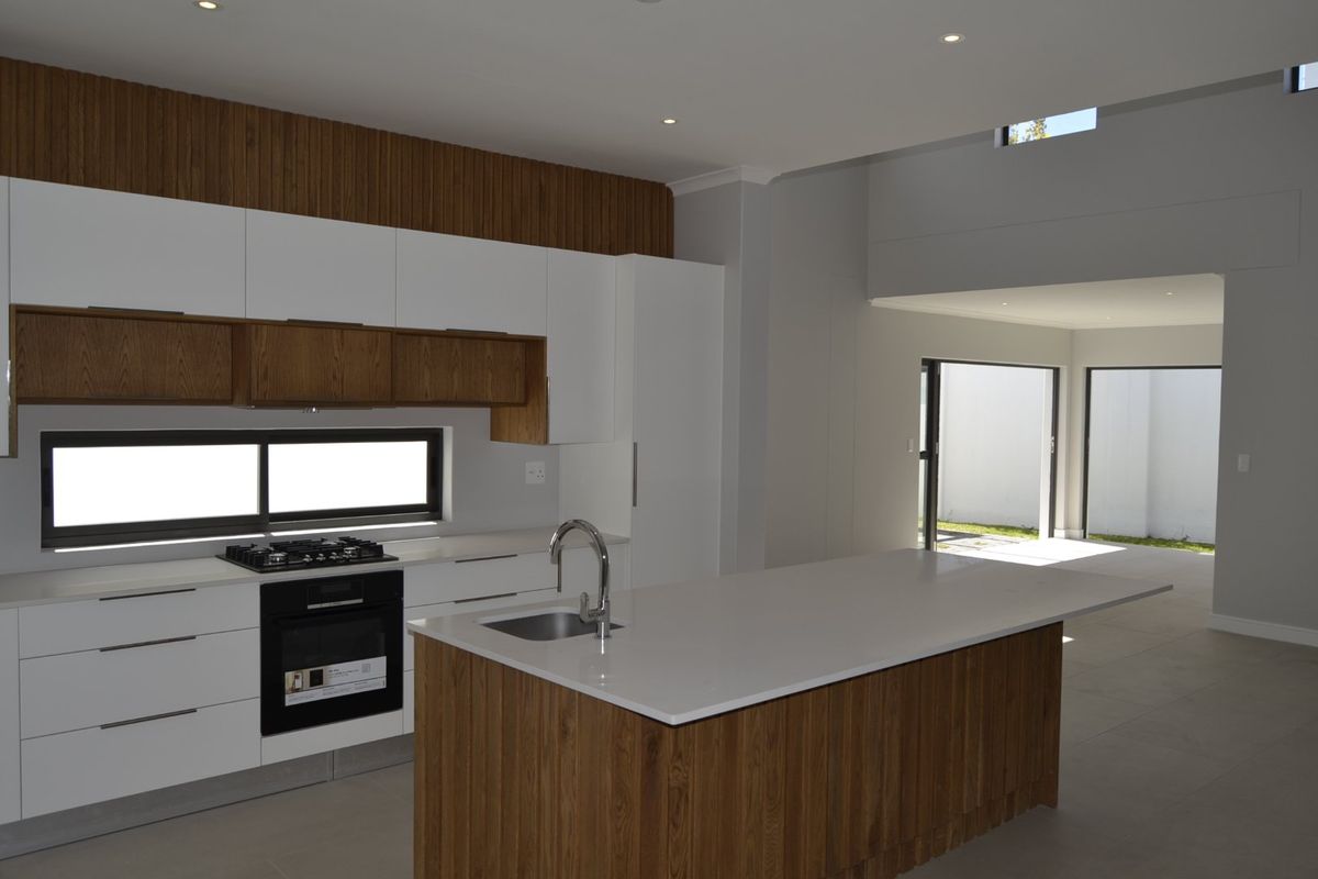 3 Bed House in Croydon Gardens Estate for Sale - Photo 2