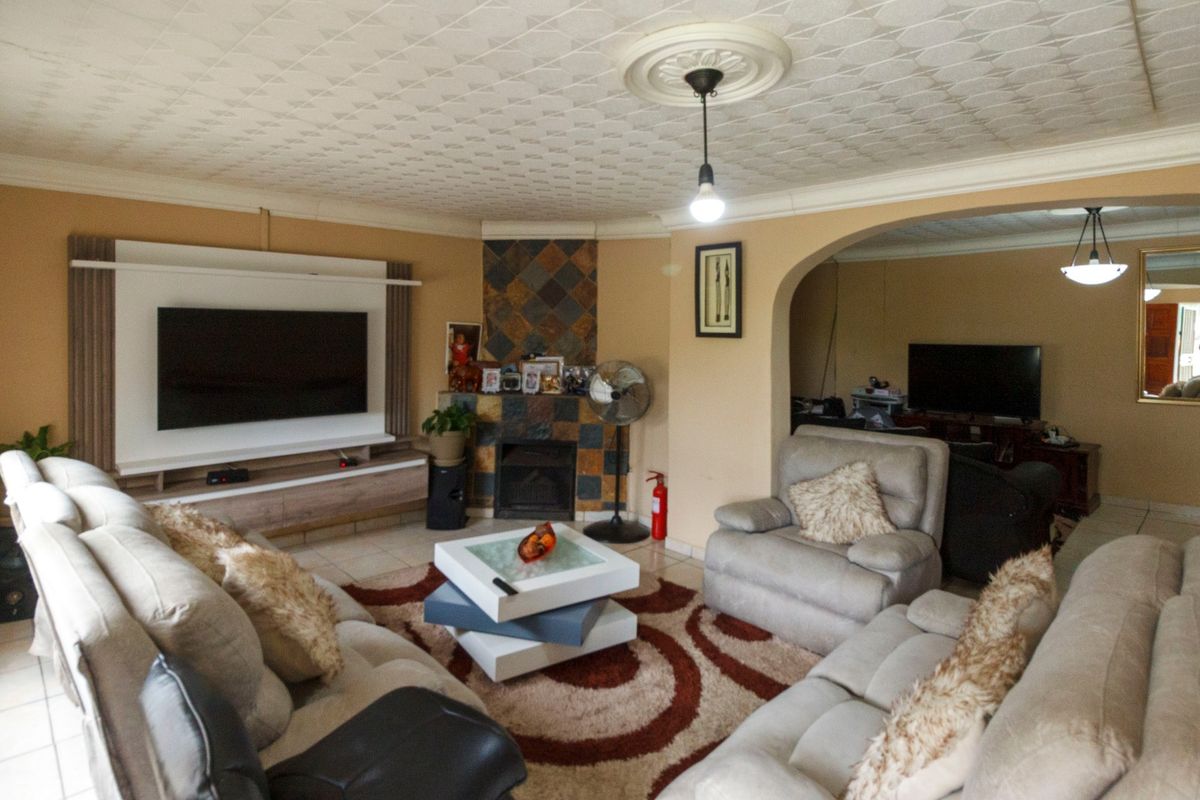 Spacious Family Home with Flatlets and Pool – 32 Shingwedzi Street, Mindalore - Photo 3