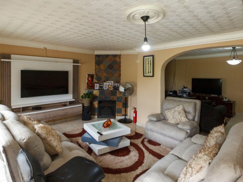 Spacious Family Home with Flatlets and Pool – 32 Shingwedzi Street, Mindalore - Photo 3