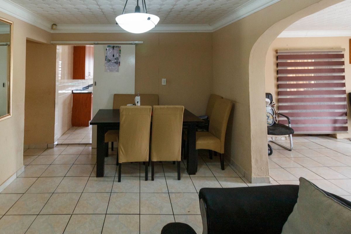 Spacious Family Home with Flatlets and Pool – 32 Shingwedzi Street, Mindalore - Photo 5