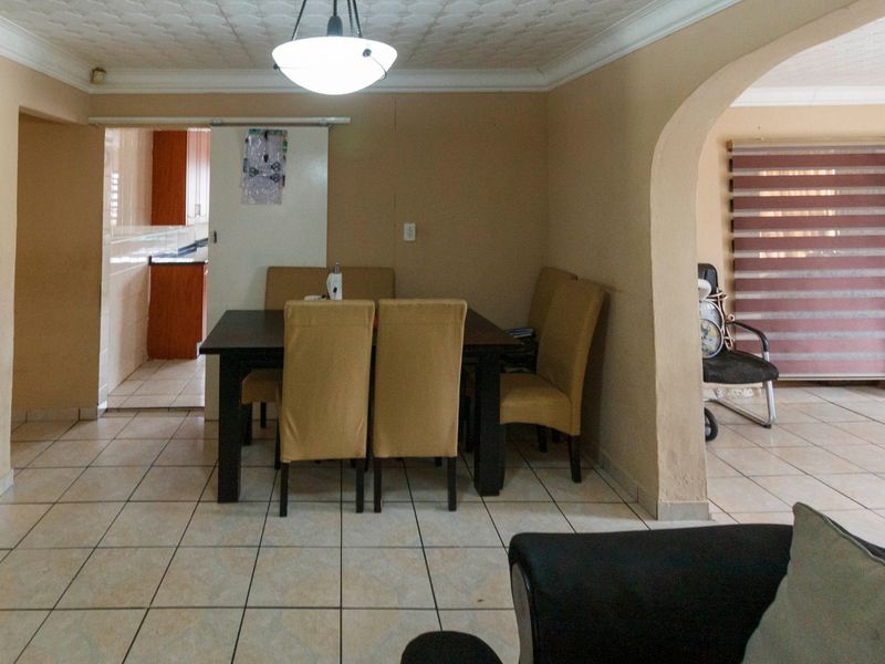 Spacious Family Home with Flatlets and Pool – 32 Shingwedzi Street, Mindalore - Photo 5