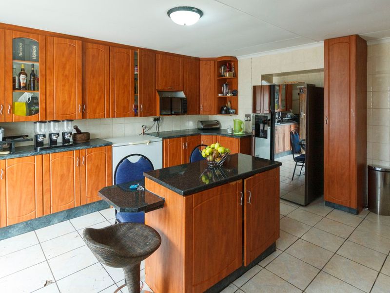 Spacious Family Home with Flatlets and Pool – 32 Shingwedzi Street, Mindalore - Photo 9