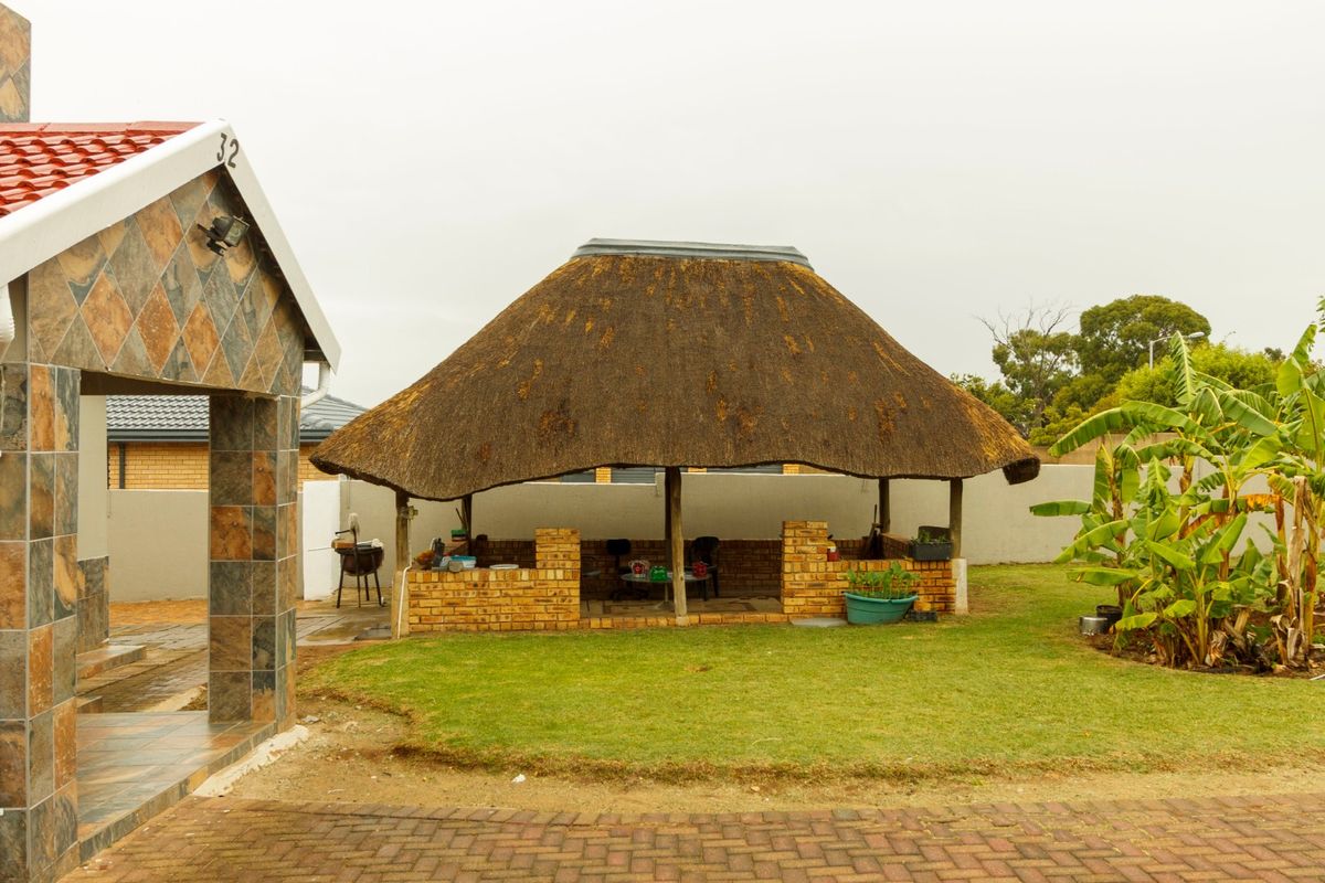 Spacious Family Home with Flatlets and Pool – 32 Shingwedzi Street, Mindalore - Photo 2