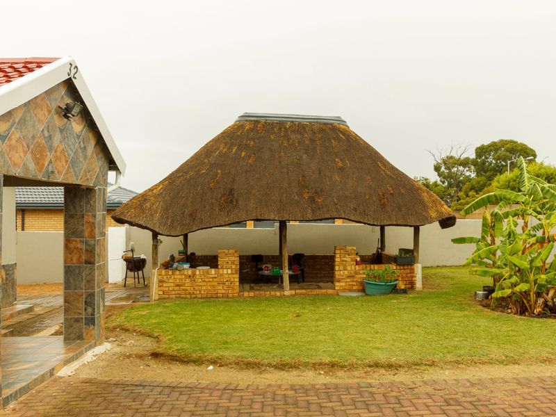 Spacious Family Home with Flatlets and Pool – 32 Shingwedzi Street, Mindalore - Photo 2