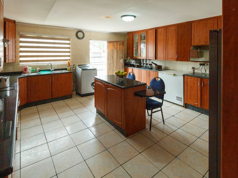 Spacious Family Home with Flatlets and Pool – 32 Shingwedzi Street, Mindalore - Photo 8