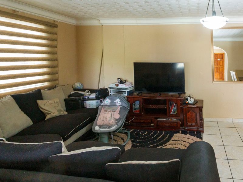 Spacious Family Home with Flatlets and Pool – 32 Shingwedzi Street, Mindalore - Photo 6