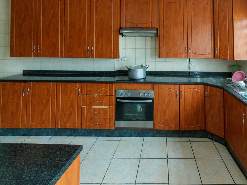 Spacious Family Home with Flatlets and Pool – 32 Shingwedzi Street, Mindalore - Photo 7