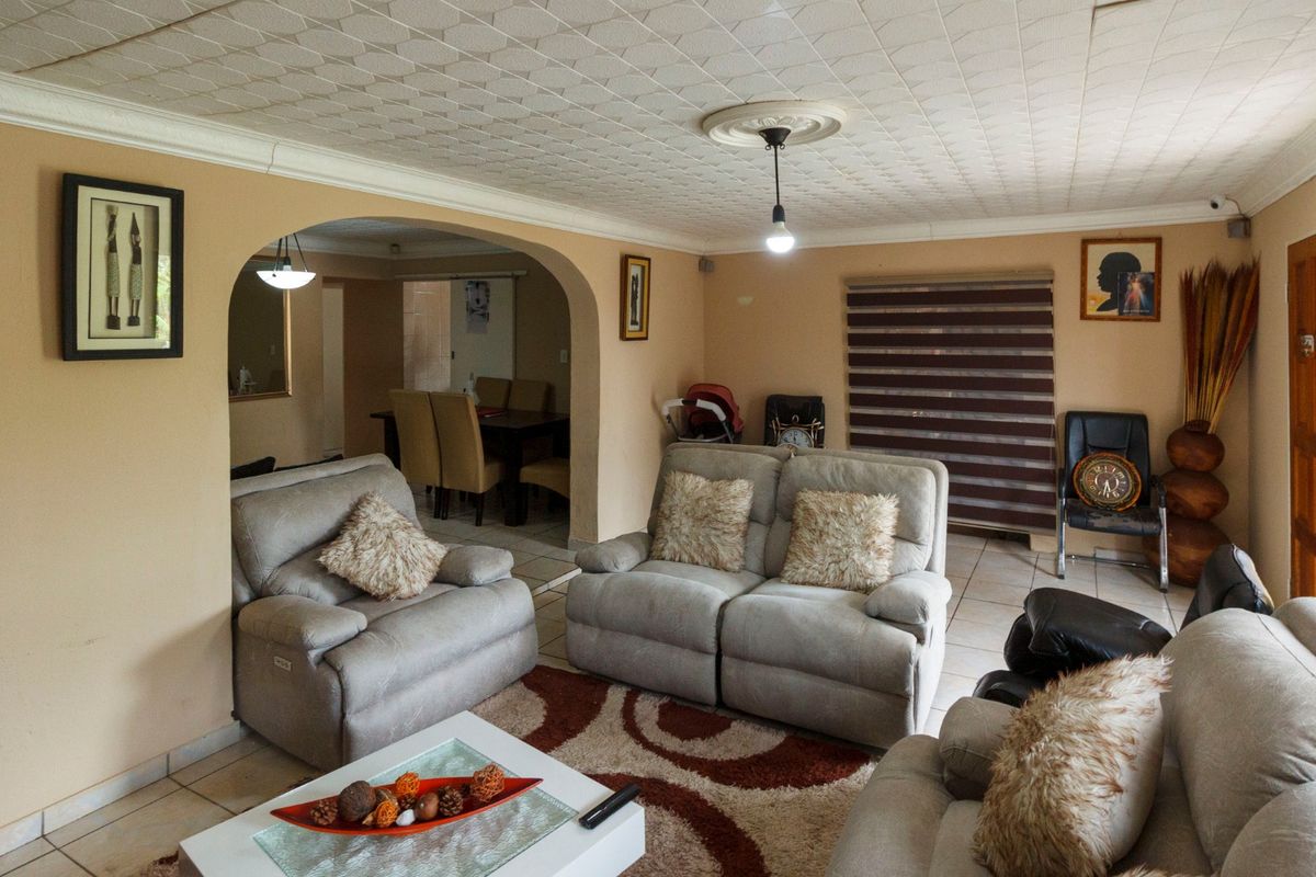 Spacious Family Home with Flatlets and Pool – 32 Shingwedzi Street, Mindalore - Photo 4