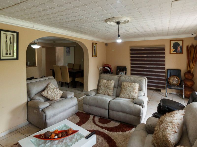 Spacious Family Home with Flatlets and Pool – 32 Shingwedzi Street, Mindalore - Photo 4