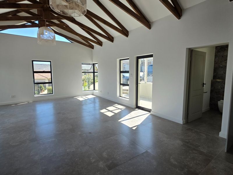 Newly Built... Freestanding House... Beautiful and Modern !!! - Photo 9