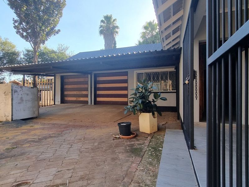 Newly Renovated Family Home with Exceptional Features - Photo 4