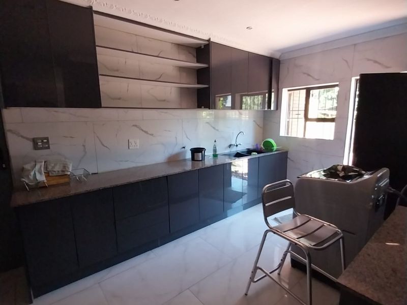 Magnificent Off-Grid Luxury Living In Sunward Park - Photo 5