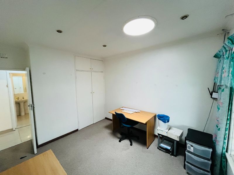 3 bedroom & two bath stand alone house for rent in Bedfordview - Photo 9