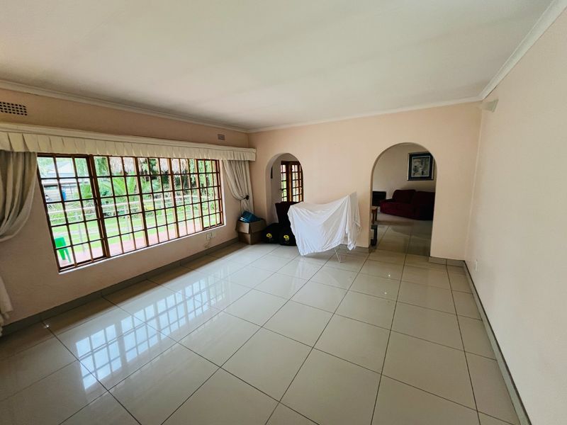 3 bedroom & two bath stand alone house for rent in Bedfordview - Photo 5