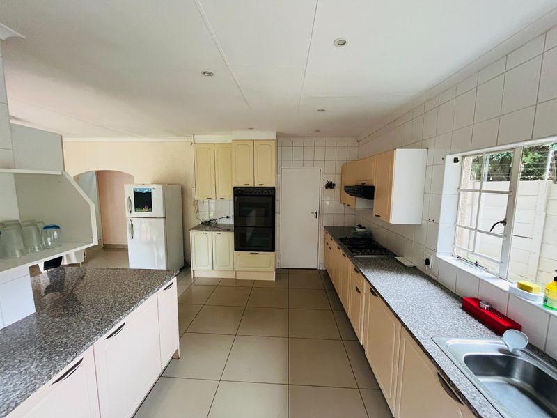 3 bedroom & two bath stand alone house for rent in Bedfordview - Photo 3